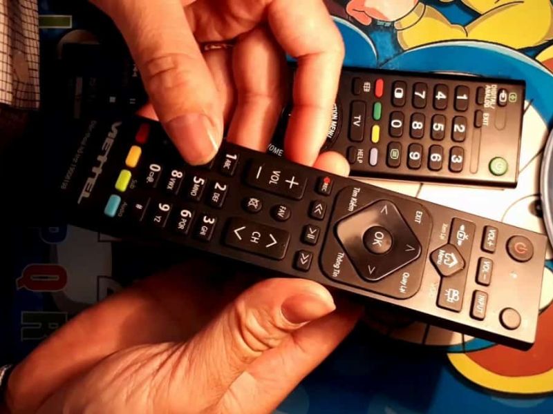Vệ sinh các điểm tiếp xúc pin và bề mặt remote